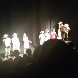 Gute Gesangseinlagen die jeweils die vergangene Szene gesanglich verarbeitet hat.