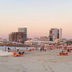 Der Strand ist voller Menschen am Freitag