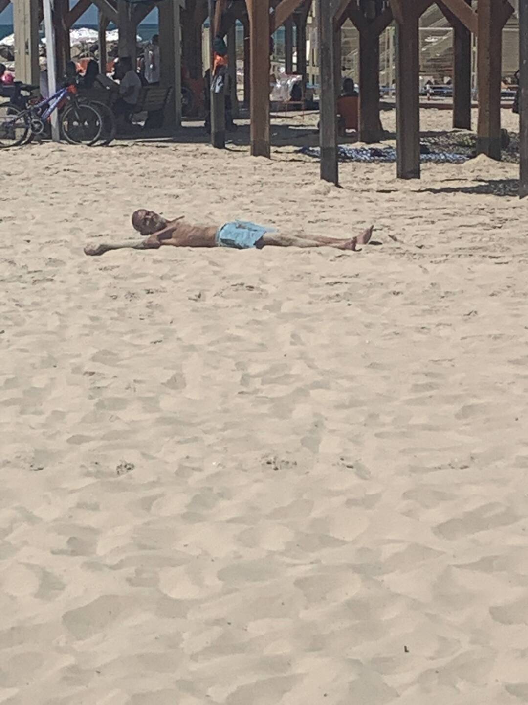 Dieser 80 jährige paniert sich jeden Tag im Sand und wälzt sich 10 Minuten hin und her