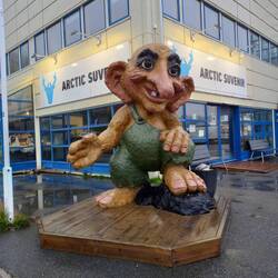 Diese Figur begrüßt die Leute vom Kreuzfahrtschiff