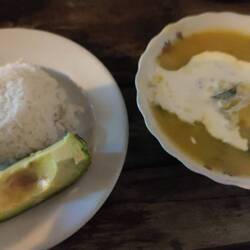 Ajiaco - ein typisches kolumb. Gericht - Maissuppe, Reis, Avocado - das erste Mal in Veggie