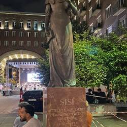 Die Bühne im Hintergrund ist zwar ganz net, aber dort wird auch Nachts um halb 10 nur geprobt.