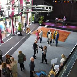 Blick von der Empore aufs Foyer
