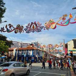 Die Hauptstraße ist geschmückt davon