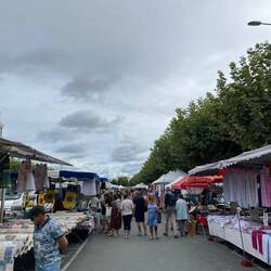 Markt in Les Sables, es gab viele Dinge aus Holz, aber nichts tolles.