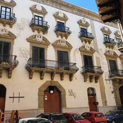 Paläste, wie diesen, gibt es unzählige in Palermo