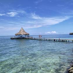 Holzsteg mit Häuschen