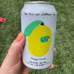 Asked what Seltzer is, the woman had no idea. Was like sparkling water with alcohol 🫢