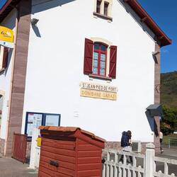 Signs are in French and Basque