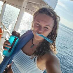 Zähneputzen über der Reling😜