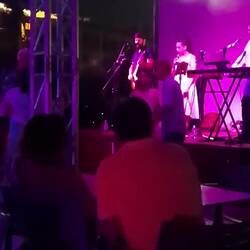 E.il hat spontan die hübsche Engländerin zum Tanzen aufgefordert