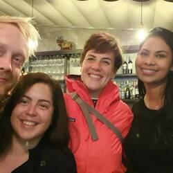 Paul - Stef - 🎉 - Ariana (eine neue Freundin, die Sarah und ich kennengelernt hatten)