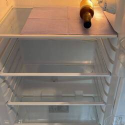 Ein Kühlschrank mit all dem was wir so zum Leben brauchen.