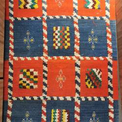 Uns gefällt der kleine Teppich. Eine etwas andere Handarbeit, gewebt, gestickt und geknüpft.