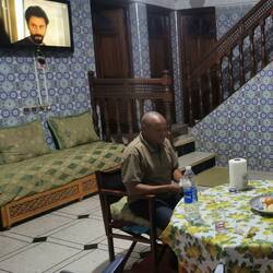 Der Hausherr in seiner durchaus feudalen Residenz.