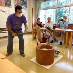Pounding rice into mochi