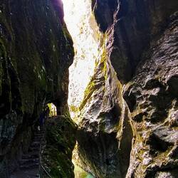 Blick hoch zur Teufelsbrücke