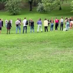 Scheint Abschlussritual von Schülern zu sein?