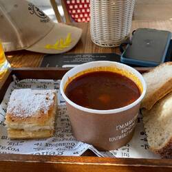 Gulaschsuppe und Strudel