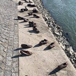 Hier wurden Juden ermordent und in die Donau geworfen ....