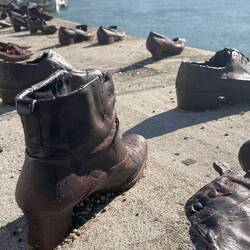 ... deren Schuhe sind als Mahnmal noch da!