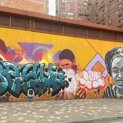 Forskellige kunstere der har arbejdet sammen på en hel væg