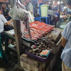 Fisch kann man sich am Straßenstand aussuchen und wird dir dann gemacht🤢