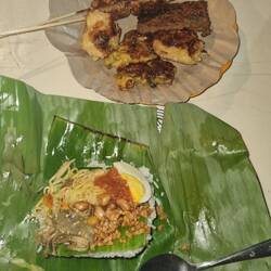 Reis aus Bananenblättern und so einiges Fritiertes. Hier wird alles fritiert...