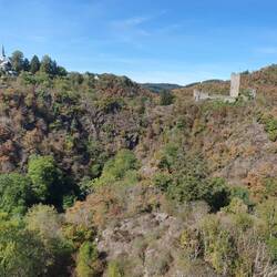 In diesem Foto ist eine Hängebrücke versteckt