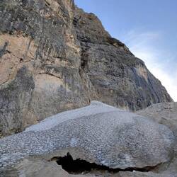 Schneefeld am Fuß des Sassolungo