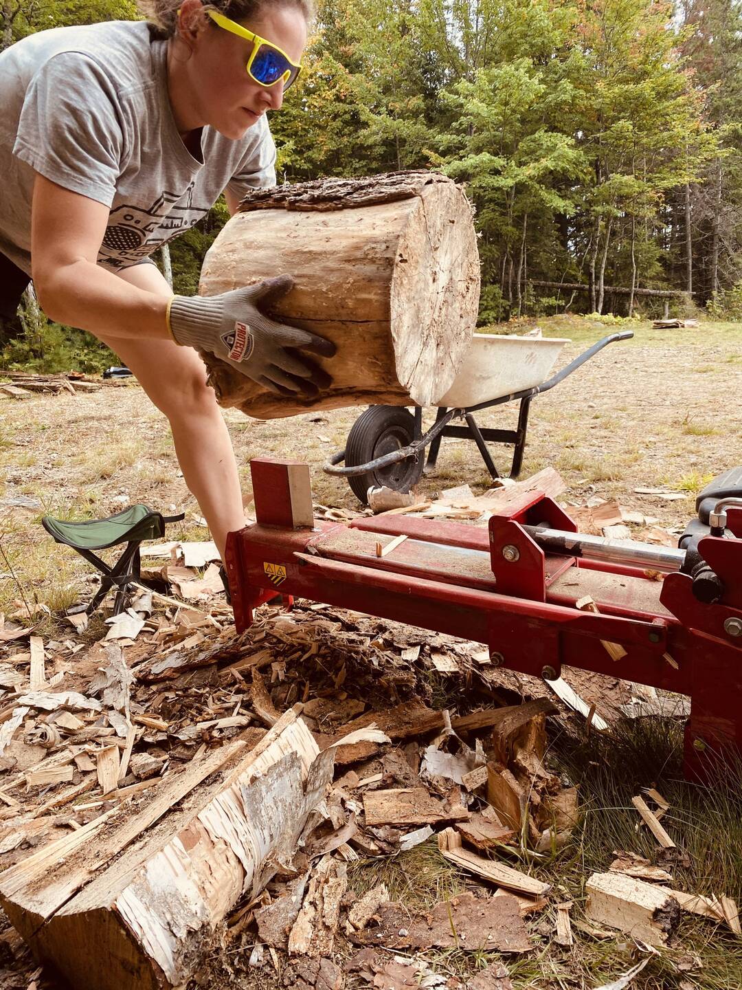 Holz spalten! Man muss auch mal ein bisschen Arbeiten 💪