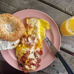 Eggs mit Bacon & Cheddar und ein cream cheese bagel - danke Andi 🤩