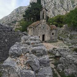 Sveti Juraj, alte Kirche am Pfad