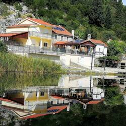 Auch eine Kirche gibt es nun.