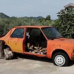 Auch so lässt sich Brennholz lagern.