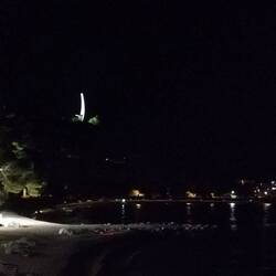 Im Hintergrund das Wahrzeichen von Podgora, eine Möwe.