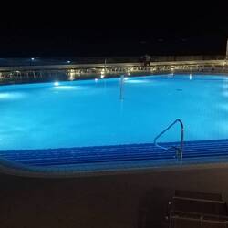 Der Pool zur Abendzeit