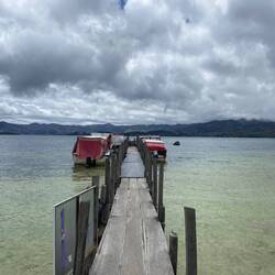 Her lå bådene og ventede på tourister som ville med