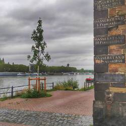 Kaiser Wilhelm Denkmal und rechts Wasserstand vom Rhein früher