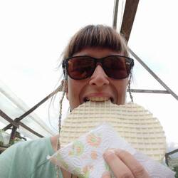 Das essen sie ganz gerne - Waffeln gefüllt mit süßen Soßen und Käse