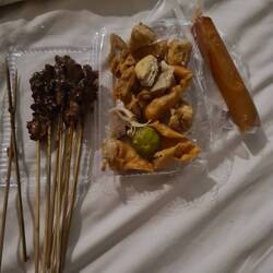 Teigwaren und Hänchenspieße