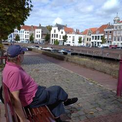 Der ...Mann und die alten Gebäude von Middelburg
