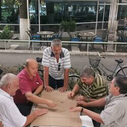 Im Park vor dem Hotel Europa wird Domino gespielt