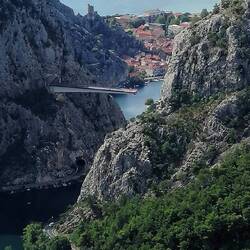 Der erste Teil der Brücke ist fertig.