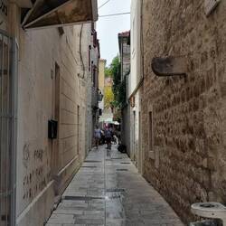 Durch diese hohle Gasse...