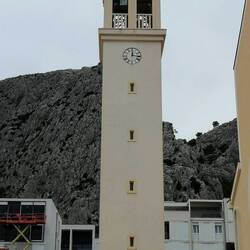 Orthodoxe Kirche in einem Neubauviertel