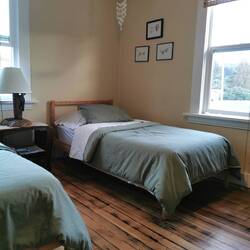 So hübsch und mit ganz altem Dielenboden.