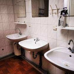 Wasch- und Duschhaus innen