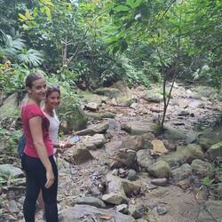 2 fröhliche Wanderer vor einer Bachquerung