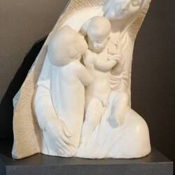 Jungfrau mit Kindern, New York 1925, Marmor